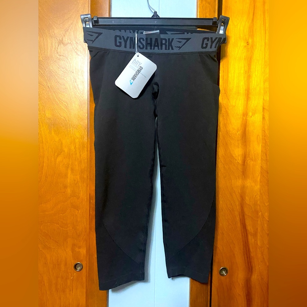 Price drop! Good deal!  NWT- Flexed gymshark cropped legging